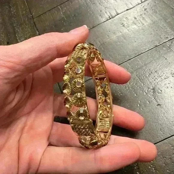 Costume jewelry gold bracelet BRAND NEW - Picture 2 of 3